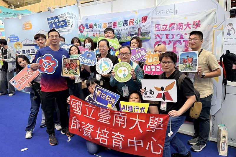 南大師資生與長安國小團隊共同參與2025臺灣教育科技展，展現校地合作推動科技教學的成果。