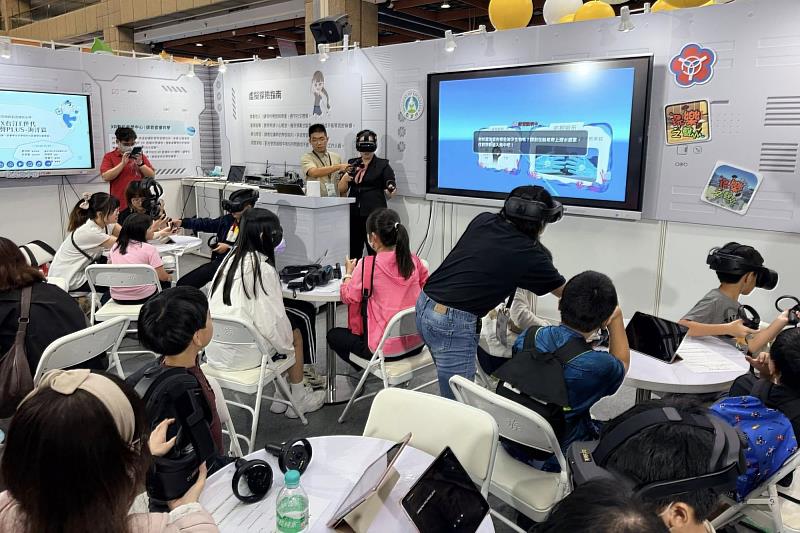 南大師資生於教育科技展現場操作VR設備，引導體驗者走入虛擬海洋，了解海洋生態議題。