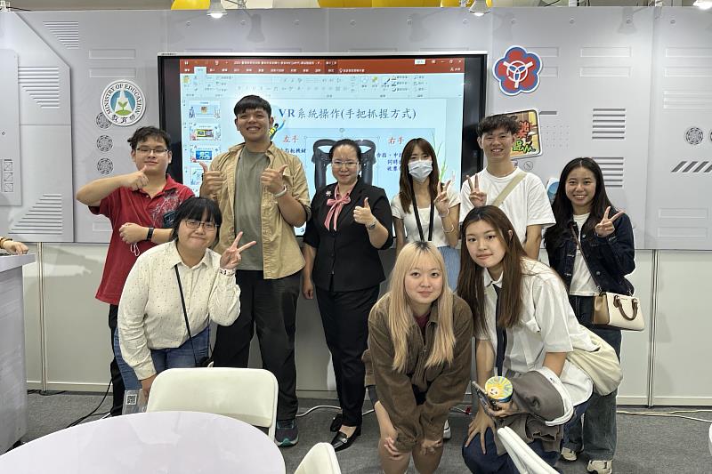 南大師資生與指導教師黃品甄老師在XR講座展區合體亮相，呈現「台江e世代」主題課程的整體展演成果。