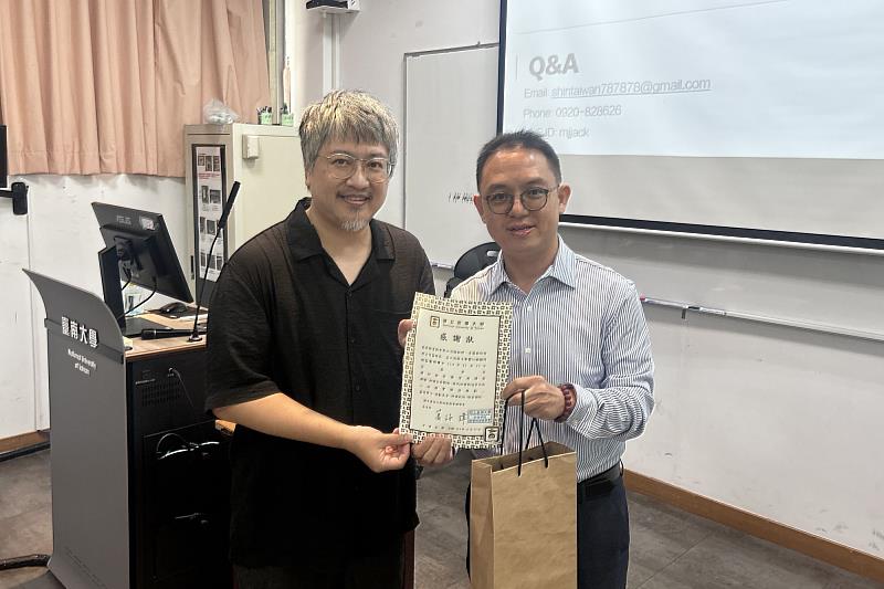 南大經管系系主任蕭詠璋教授代表系上頒贈感謝狀，感謝詹明璋總經理蒞校分享職涯經驗。