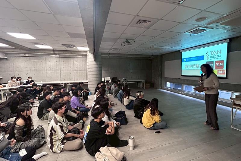 碳佐麻里企業代表向南大學生介紹品牌經營理念與組織文化，協助同學深入理解企業運作模式。