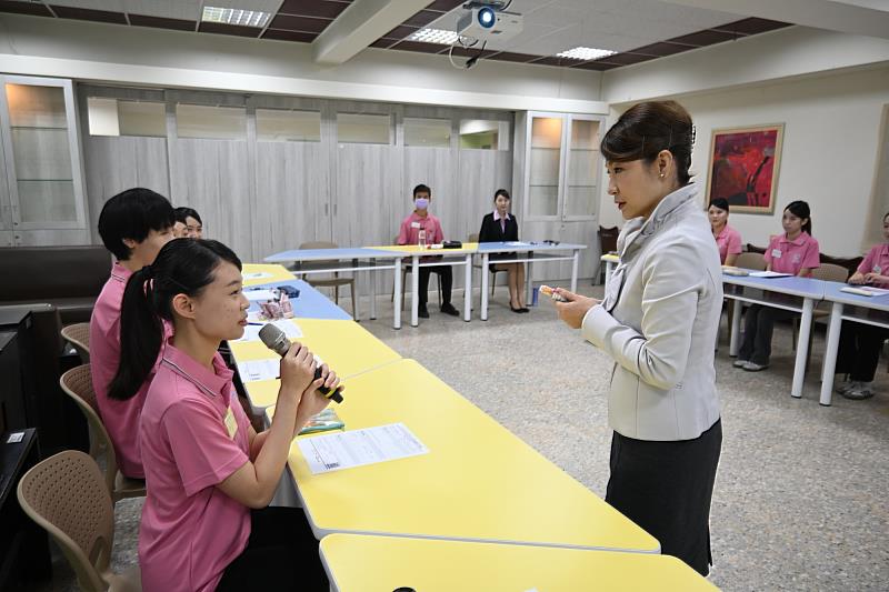 課程安排情境演練，南大親善大使團團員分組模擬接待互動，培養實務應對能力。