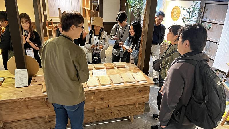 西粟倉村代表團參訪林田山「森林。家」特展認識臺灣木材。