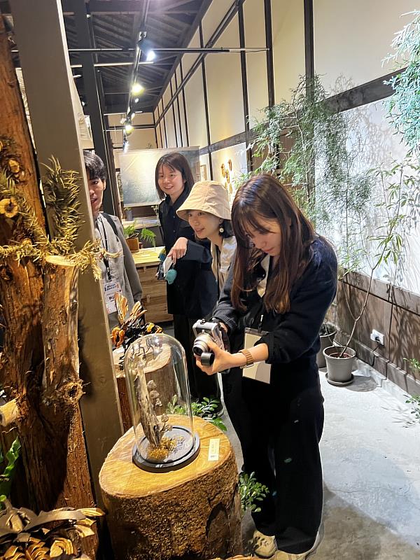 西粟倉村代表團參訪林田山「森林。家」特展。