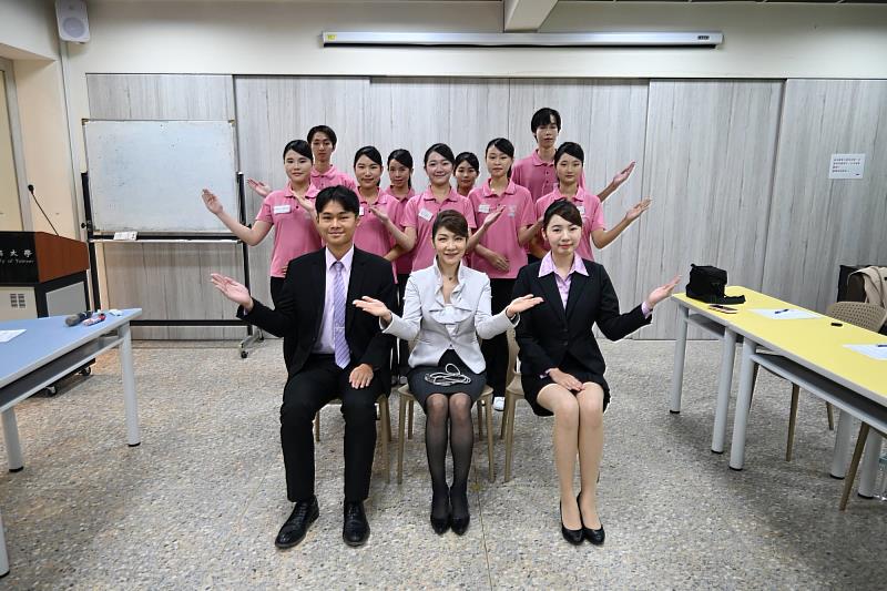 南大親善大使團於核心課程後合影留念，展現新任團員投入年度訓練的熱情與承諾。