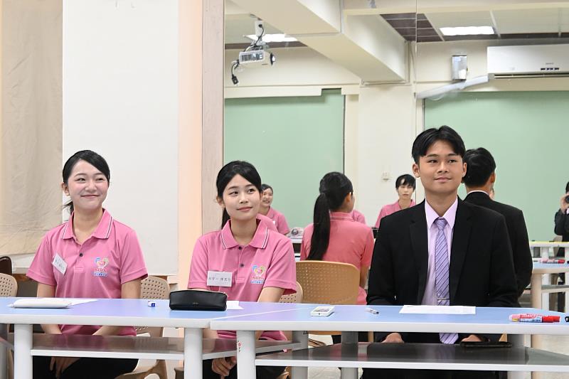 南大親善大使團團員參與核心課程，專注聆聽JOJO老師講授禮賓服務基礎概念。