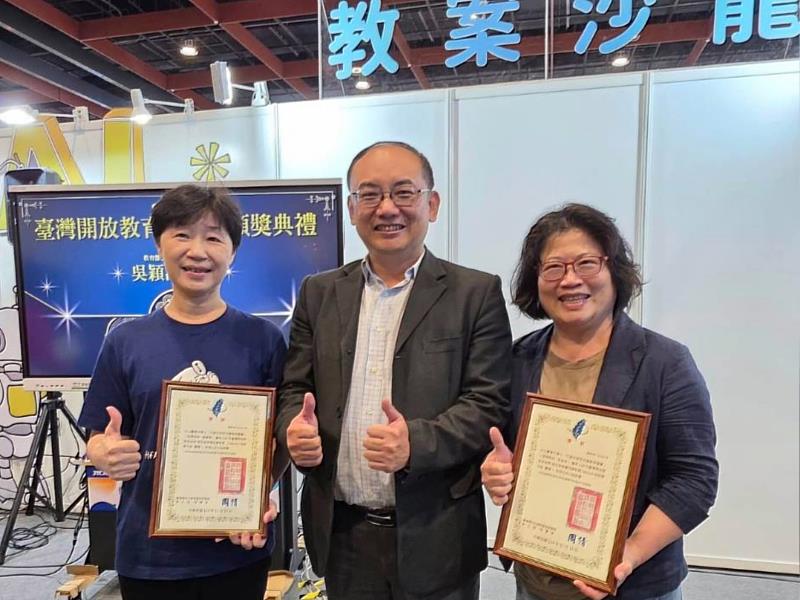 中山醫大教授李彗禎（右）、副教授黃惠珮（左）以「代謝症候群的運動與營養」課程獲開放教育優良課程優選獎，中為教育部資訊及科技教育司司長吳穎沺。