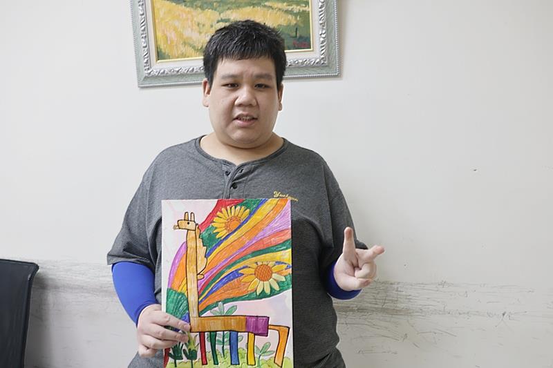 元元繪畫的「馬上幸福」，以繽紛彩虹和童趣動物為主題，象徵純真的快樂與生命力。