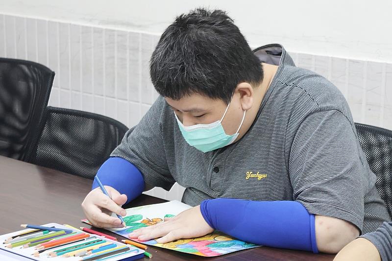 喜歡畫畫的元元，在創作中找到自信與成就感。