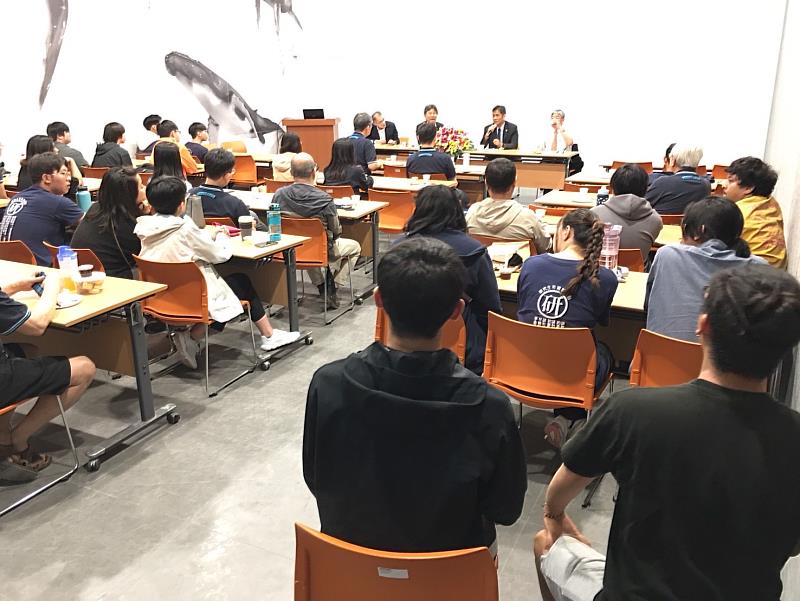 徐輝明校長參加「校長有約」與海生所師生座談。