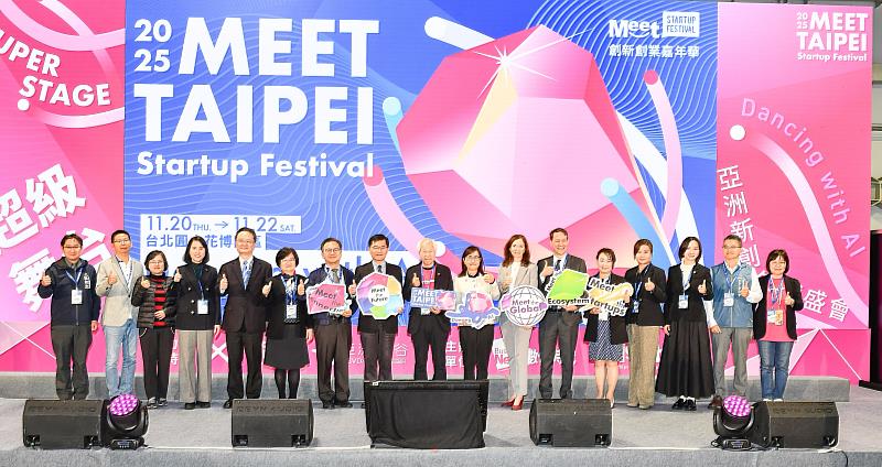 新竹市政府產發處副處長林柏志（左1）和與會貴賓於大會開幕典禮合影。