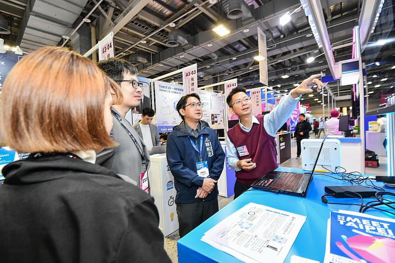 參展廠商「恆準定位」向新竹市政府產發處副處長林柏志介紹最新室內定位技術。