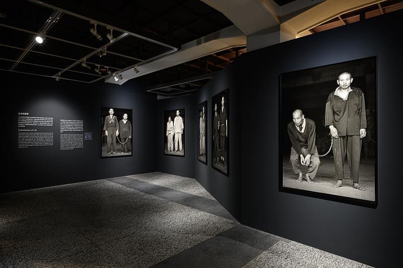 張乾琦的《鍊》系列歷時六年拍攝，紀錄龍發堂中被以「情感鍊」相繫的精神病患。張乾琦透過等身大小的正面肖像，突顯鐵鍊，使其成為畫面的核心隱喻，象徵人與人之間的關係與制度的約束，展現赤裸而複雜的人性處境。作品資訊： 張乾琦《鍊》系列，1993-1999，明膠銀鹽相紙，157.4 × 106.6 cm，國家攝影文化中心典藏 攝影：ANPIS FOTO（王世邦）