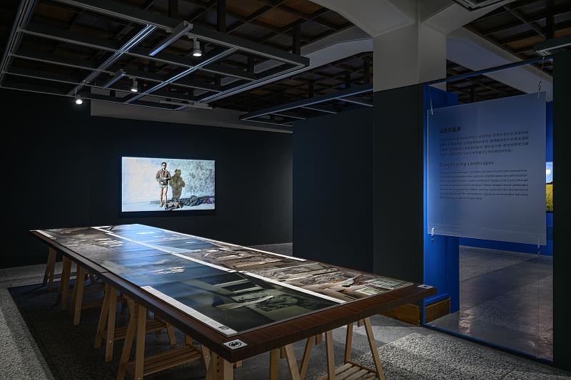 高俊宏的《廢墟影像晶體計畫》結合現場踏查與檔案挖掘，透過影像的重繪與重演，喚醒因經濟自由化而被拋棄的空間，使其以新的視覺語言重返公眾的記憶。作品資訊： 高俊宏《廢墟影像晶體計畫》，2011-2013，攝影畫報、169單頻道錄像，國家攝影文化中心典藏 攝影：ANPIS FOTO（王世邦）