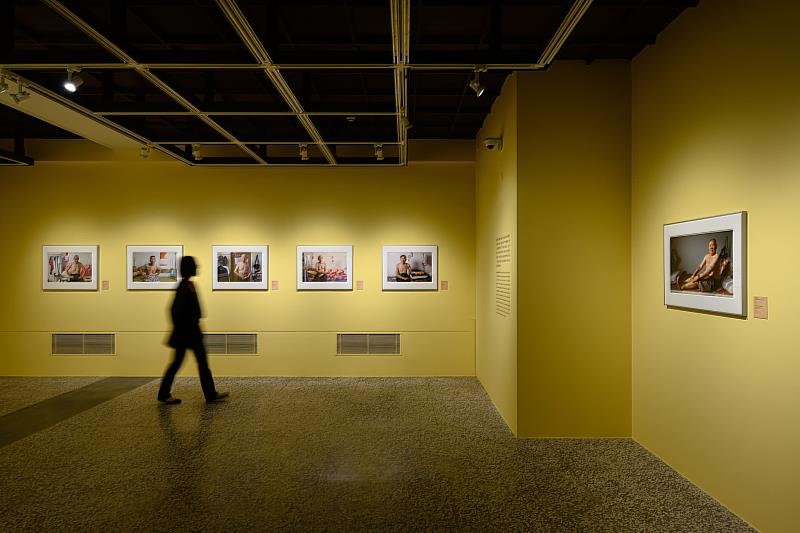 黃子明所拍攝的《韓戰反共戰俘的政治紋身》系列，揭示韓戰後來臺的「反共義士」在歷史洪流中的身體痕跡，在戰俘營因各自不同原因或立場刺上了反共標語。這些刺青使他們與親人長期分離，皮膚成了意識形態與權力的看板，也是情感斷裂的見證。作品資訊： 黃子明《韓戰反共戰俘的政治紋身》系列，2013，數位輸出，47.6 × 68.1 cm，國家攝影文化中心典藏 攝影：ANPIS FOTO（王世邦）