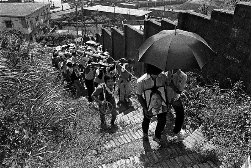 曾在《人間》雜誌工作的攝影家蔡明德，拍攝1984年7月煤山煤礦災變罹難的礦工陳阿潭的出殯喪禮。此件作品於建基礦區所拍攝，紀錄1984年海山煤礦災變後，尚在籌備中的《人間》雜誌，投入報導臺灣煤礦與礦工的議題，為歷史留下珍貴且震撼的影像。作品資訊： 蔡明德〈人間現場：煤山礦災礦工的喪禮〉，1984，明膠銀鹽相紙，50.5 × 60.9 cm公分，國家攝影文化中心典藏