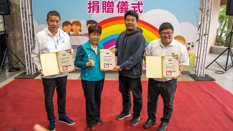 嘉義縣獲捐3輛校園體育專車，改善訓練交通困境 -5