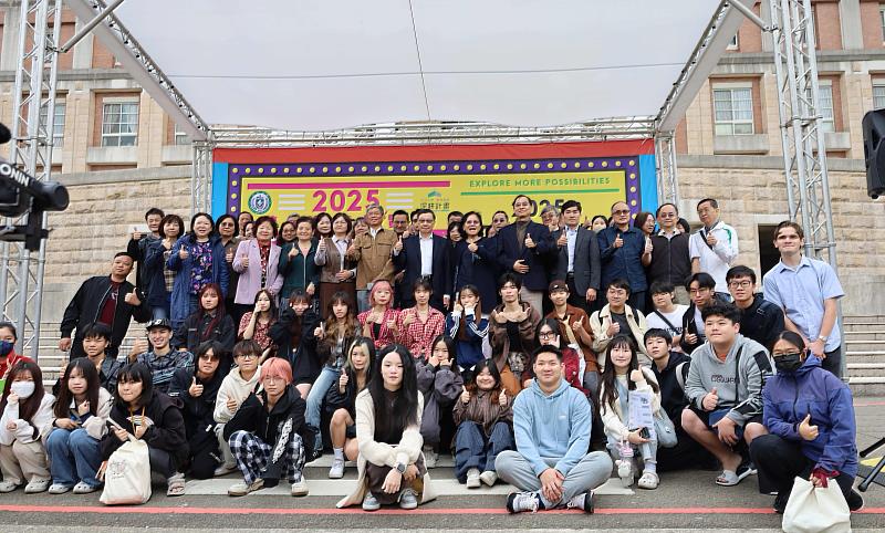 亞大重視同學跨域學習能力，舉辦「跨域探索博覽會」，亞大校長蔡進發（站立者右7）與亞大師生合影。