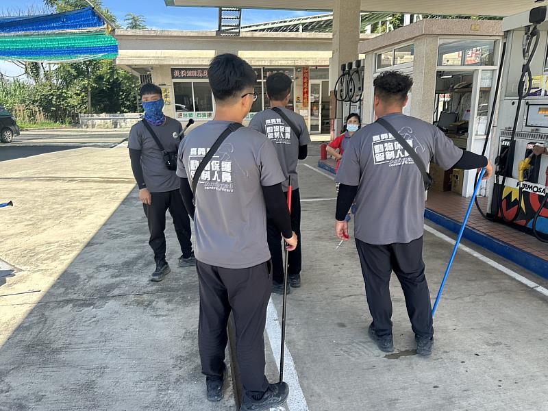 婦人長期餵養犬群致社區不安，嘉畜所開罰8萬6並提告妨礙公務。