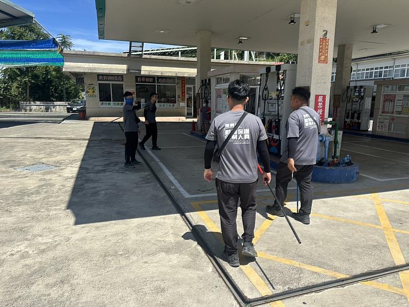 婦人長期餵養犬群致社區不安，嘉畜所開罰8萬6並提告妨礙公務。