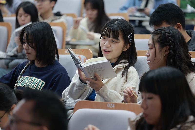 醫學院的學生仔細閱讀《醫療希望在花蓮》一書。（攝影/徐立勤）