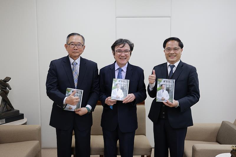 臺北醫學大學吳麥斯校長（中）推崇林欣榮院長（右）新書《醫療希望在花蓮》，左為贈書予學生的博太生技醫藥徐宜生董事長。
