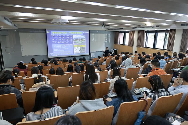 花蓮慈濟醫院院長林欣榮20日下午與臺北醫學大學醫學院師生分享新作《醫療希望在花蓮》，醫學院師生出席踴躍。（攝影/徐立勤）