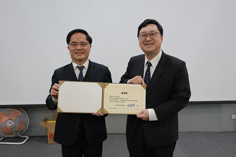 臺北醫學大學醫學院胡朝榮院長頒發感謝狀予林欣榮院長，感謝林院長讓大家更了解東部醫療現況與發展。