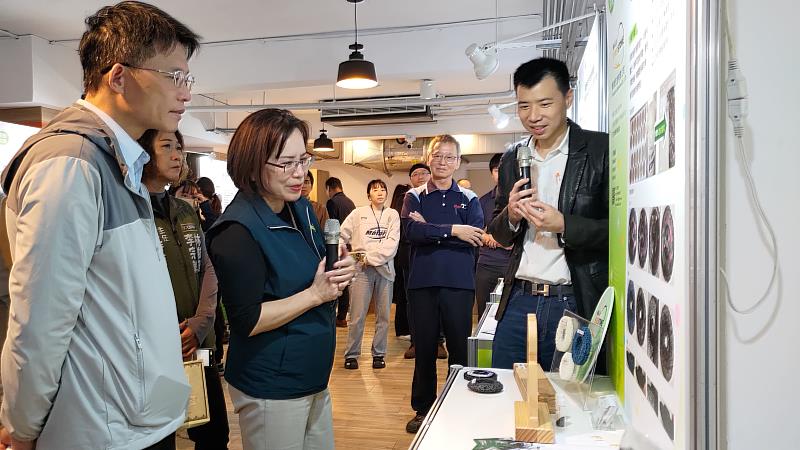 貴賓巡展，由獲獎企業介紹其產品的研發創新之處。