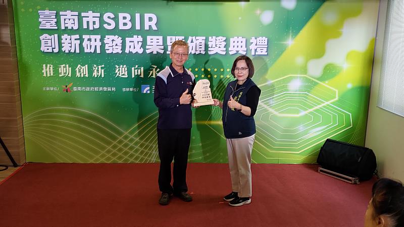 張婷媛局長頒獎給績優企業。
