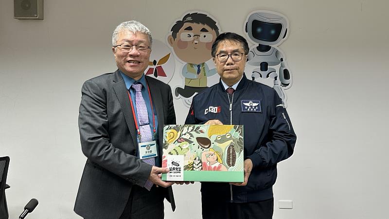 市長贈送臺南伴手禮善化芝麻粉禮盒給葉俊麟會長。