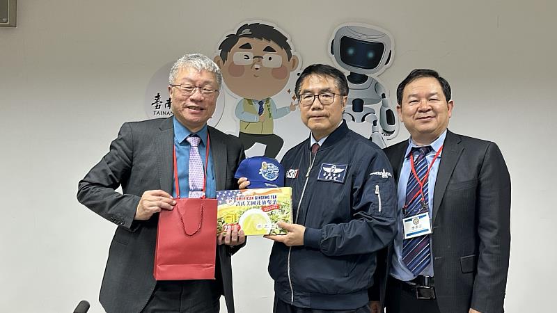 亞美會計師基金會葉俊麟會長、李崇正理事長贈送道奇隊冠軍帽給市長。