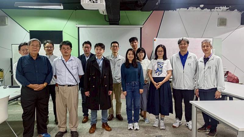 「營建減碳與永續發展技術講座」講者與師生合影。(照片/校方提供)