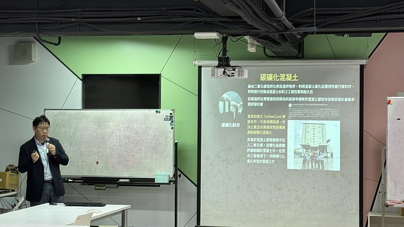 國產建材楊宗叡協理演講。(照片/校方提供)