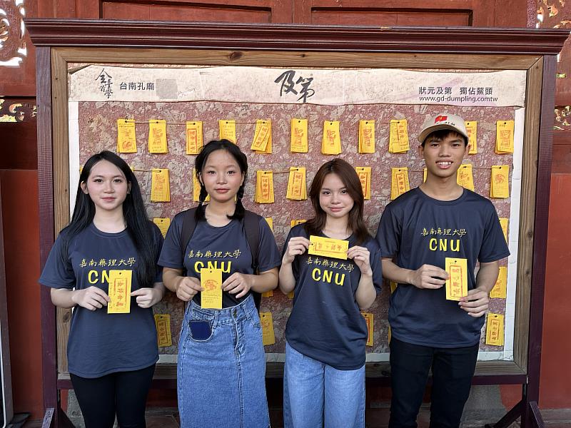 嘉藥越南國際生寫下滿滿祝福的「祈福卡」，祈求在台求學期間一切順利。