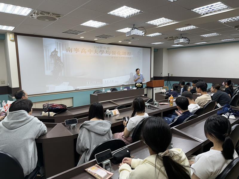 南臺科大財法所副教授郭俊麟，為兩日「沉浸式法律教育體驗課程」開場致詞。