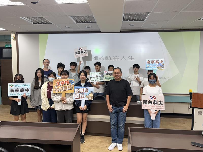 南臺科大財法所助理教授鄭植元同時也是執業律師，與南寧高中學生合影，成功引導學生走入真實法律現場。
