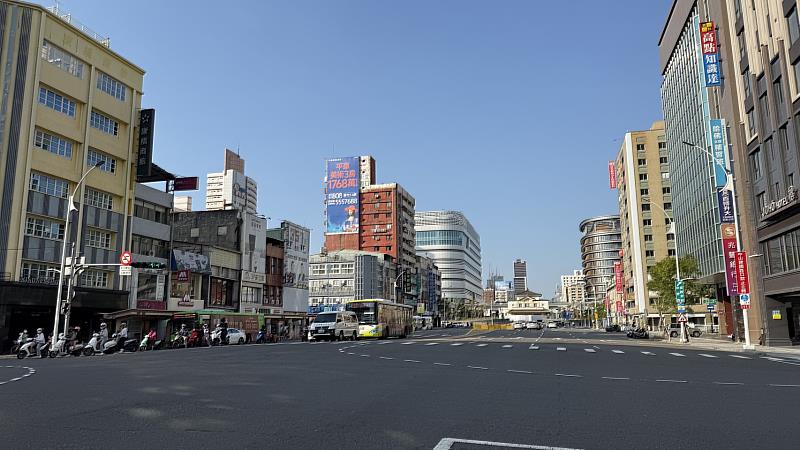 高雄車站商圈交通便利,吸引購屋族青睞。