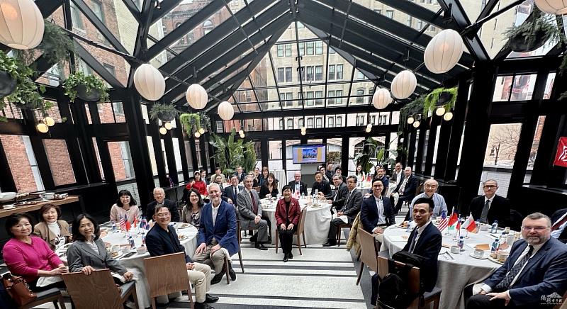 徐佳青與密西根僑界及領事團座談交流。