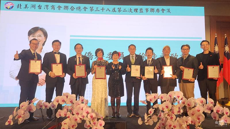 委員長徐佳青（左5）頒獎表揚北美臺商集資，傳達「讓臺灣參與聯合國」聲音。