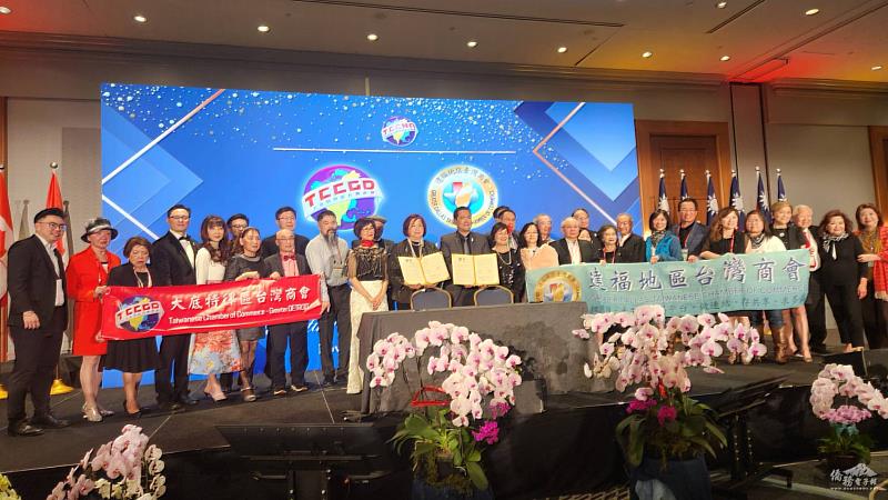 徐佳青及白越珠見證大底特律區與達福地區臺灣商會簽訂締結姊妹會合作備忘錄。