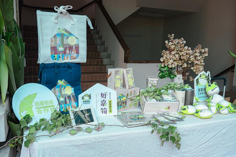 由嘉義縣友善諸羅樹蛙生產蔬果合作社推出即食竹筍料理包、竹筍香菇粥與生態品牌「好嘉筍」商品展示。