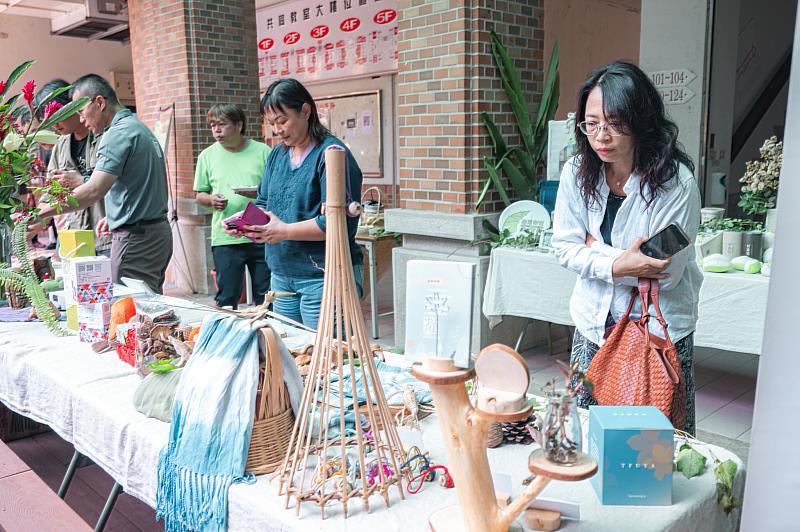 現場展示嘉義分署輔導各社區的茶包、木竹藝品、藍染作品等特色產品，吸引許多民眾停留參觀。