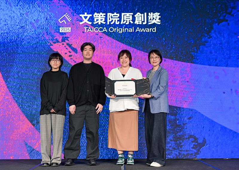 左起：《美少年戰士》助理製片人郭瑀、導演王傢軍、監製及製片郭若琦、文策院院長王敏惠。（台北金馬影展執行委員會提供）