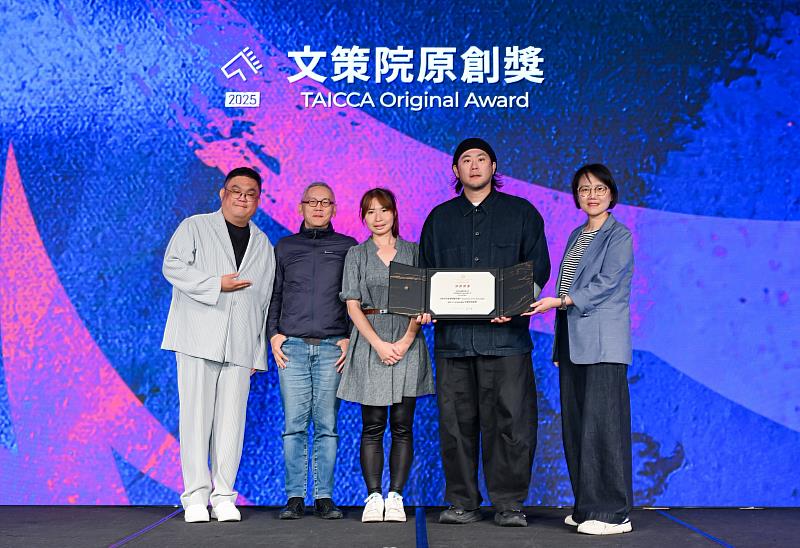 左起：《妳在月夜裡閃耀光輝》監製林孝謙、楊志光、編劇蔡芳紜、導演李伯恩、文策院院長王敏惠。（台北金馬影展執行委員會提供）