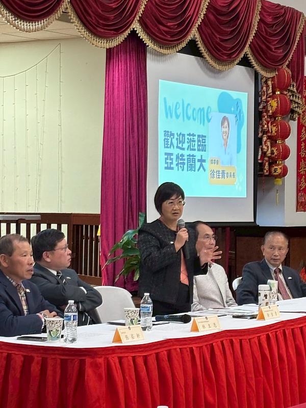 徐佳青說明僑界關心議題。