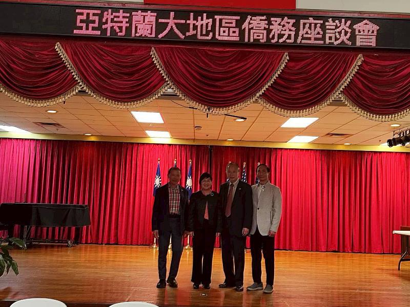 徐佳青為僑務委員配戴TEAM TAIWAN胸章。