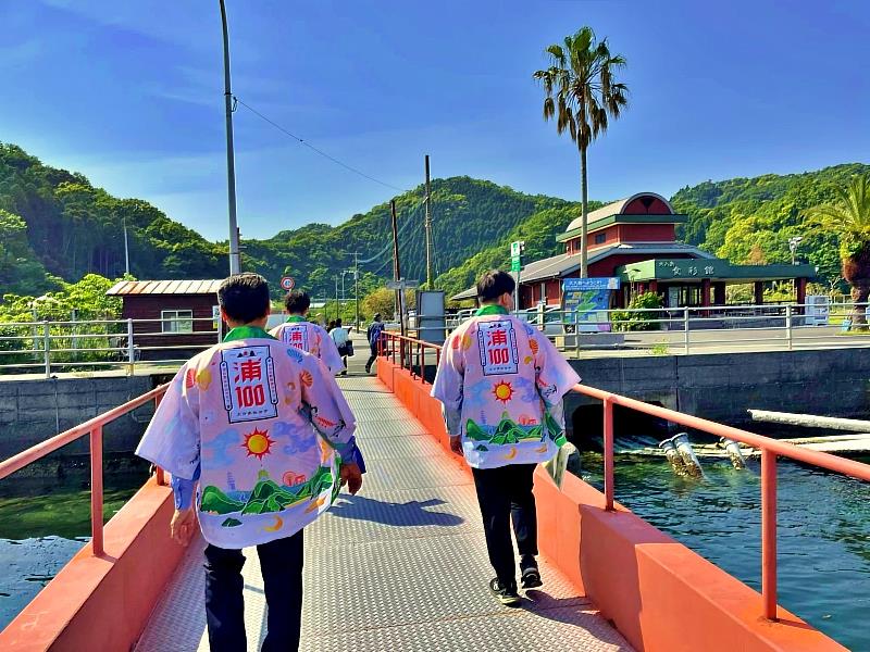 「大入島食彩館」備有以島上當季食材為主的料理菜單，可作為享受島嶼時光的據點。