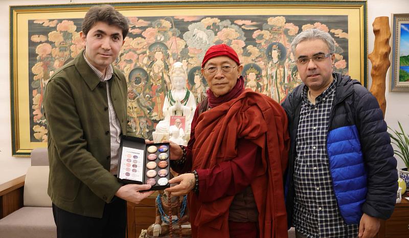 靈鷲山開山住持心道法師（中）致贈禮物給日本國際文化教育基金會理事長西夫特奇（左）。（圖由靈鷲山佛教教團提供）