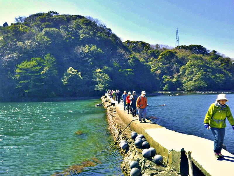 沿著海岸線前行，便能看見小小的海灣「舟隱」。橫跨海灣的堤防「海之細道」橫亙於此。風平浪靜的日子，山巒如鏡般映照在海面上。感受著浪濤聲與海風，向前行進。